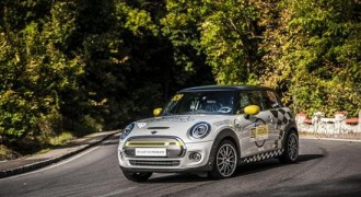 MINI COOPER SE纯电动版赛车罗马尼亚首秀
