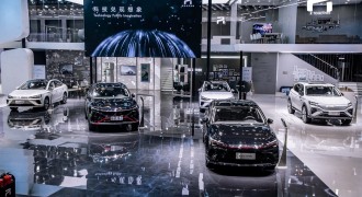 R汽车ES33量产版惊艳亮相天津车展，倍儿耐人！